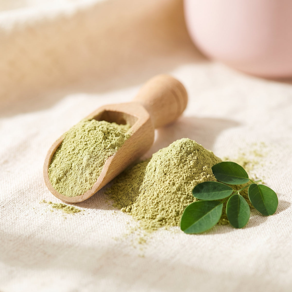 Polvo verde de Brezza con hojas de moringa